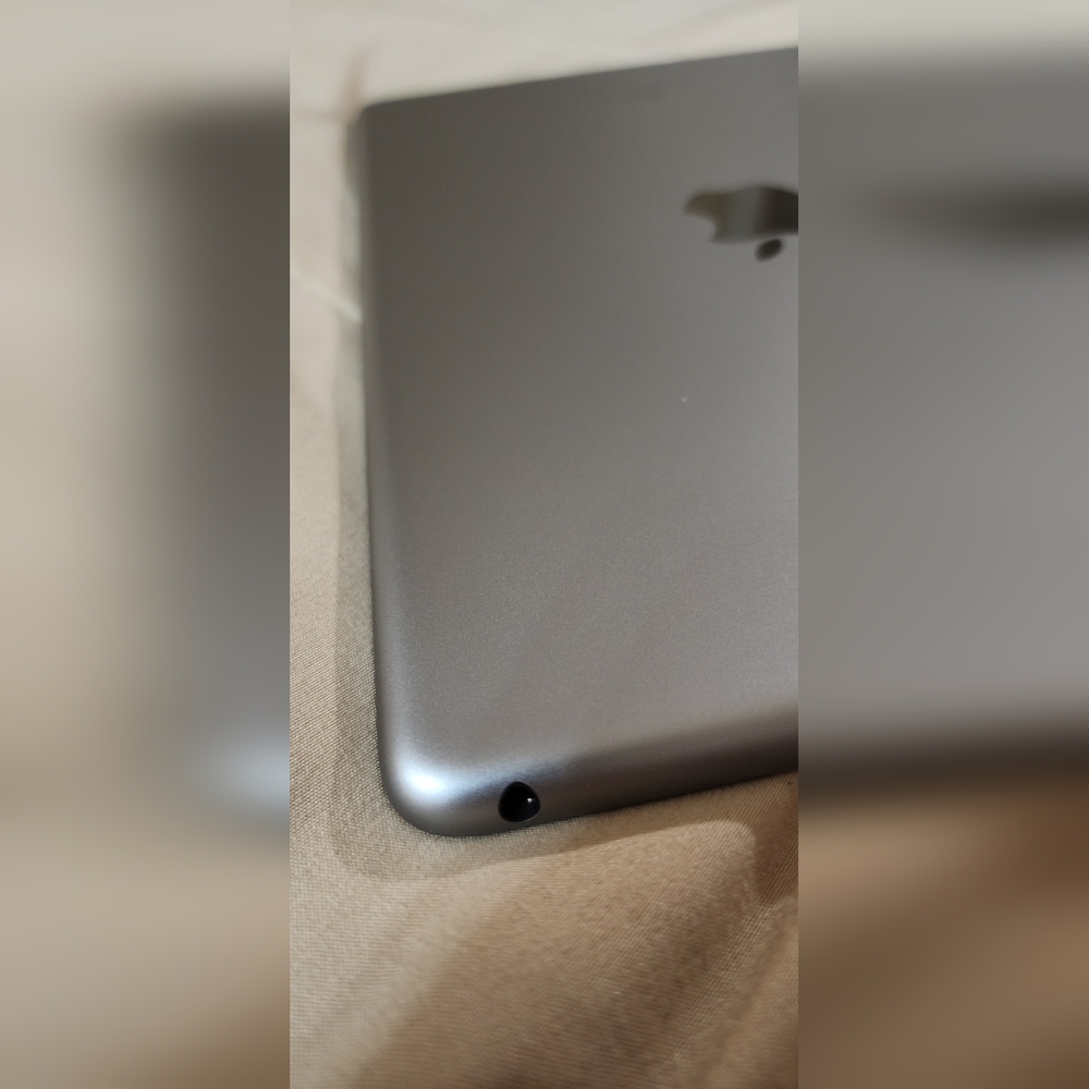 Apple iPad - Space Gray 6th Generation - Picture 7 of 11